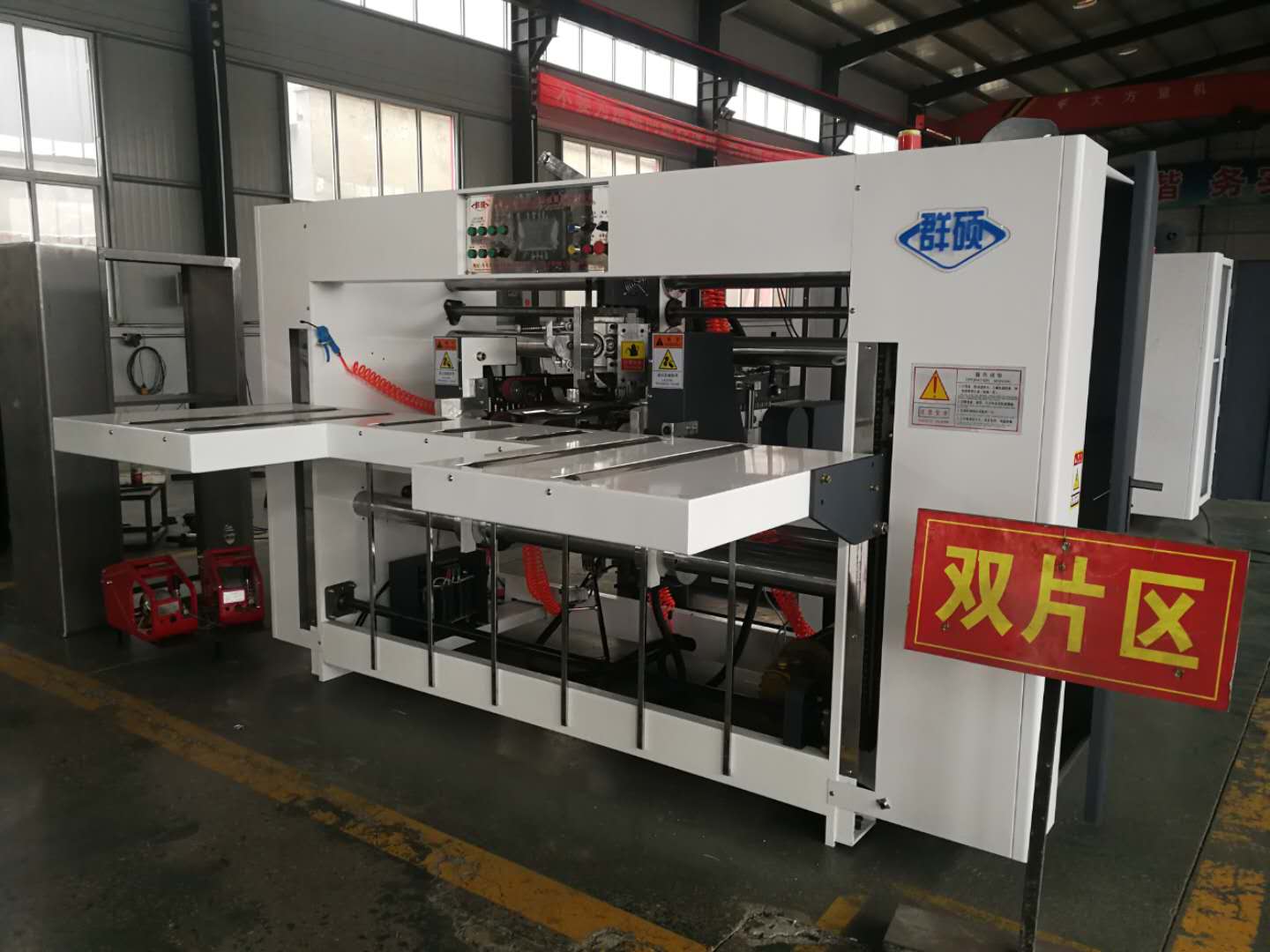 彩箱專用多伺服雙片式半自動釘箱機(jī)